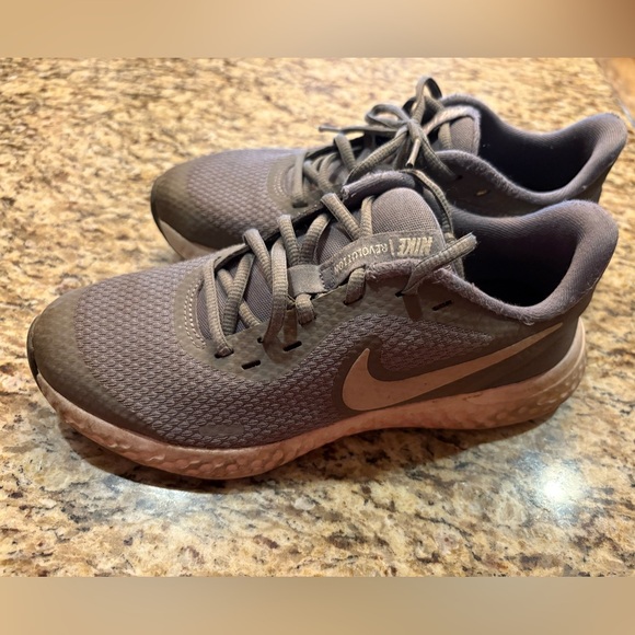 Nike Grade School Revolution worn once - Picture 4 of 6